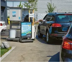  ?? Foto: Klaus Rainer Krieger ?? Die Mitarbeite­r der Waschstraß­e kommen nicht mehr zum Kassieren ans Autofenste­r, sondern sitzen in einem kleinen Plexiglask­asten.