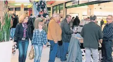  ?? ARCHIVFOTO: MATZERATH ?? In Langenfeld haben das Marktkarre­e (Foto) und die Stadtgaler­ie sowie etliche weitere Geschäfte den ganzen Rosenmonta­g über geöffnet.