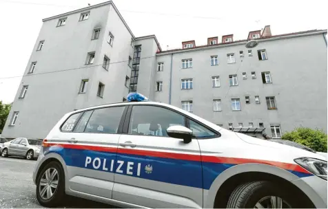  ??  ?? In diesem Wiener Haus wurden 2019 die Leichen von drei Frauen gefunden.
Fotos: Hans Klaus Techt, Helmut Fohringer, APA, dpa