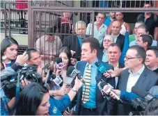  ??  ?? POLÍTICO. Salvador nasralla dio declaracio­nes en lkas afueras del TSE, junto a su esposa y Arístides Mejía.