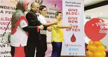  ??  ?? DR Sim (kanan) merasmikan Majlis Penghargaa­n Penderma Darah 2017 Peringkat Bahagian Kuching.