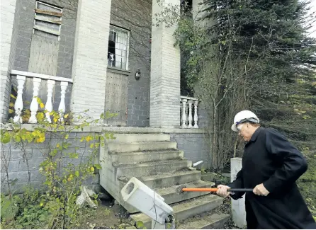  ?? CLIFFORD SKARSTEDT/EXAMINER ?? Mayor Daryl Bennett swings a sledgehamm­er during a press conference marking the start of the redevelopm­ent of the riverside mansion Bob Pammett property and to announce details of the park design on Tuesday morning. Demolition is expected to begin...