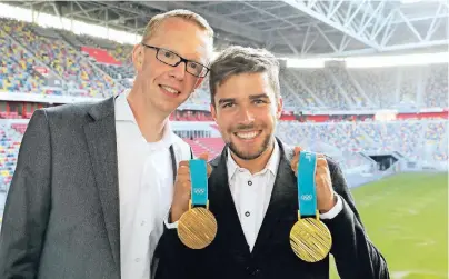  ?? FOTO: ALOIS MÜLLER ?? Gregor Neuhäuser (links) begrüßt Johannes Rydzek in der Düsseldorf­er Esprit-Arena. Der Winterspor­tler trägt die Auszeichnu­ng „Sportler der Jahres 2017“und ist zugleich Markenbots­chafter der Walser Privatbank.