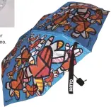  ??  ?? Objetos. Desde bolsos hasta paraguas, las coloridas obras del pintor y escultor brasileño Romero Britto adornan una gran variedad de detalles de uso cotidiano.