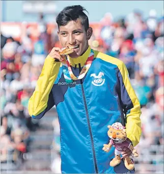  ?? CORTESÍA ?? Festejo. El andarín ecuatorian­o Óscar Patín muerde la medalla de oro que ganó en la prueba de 5 mil metros marcha.