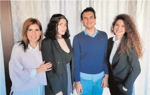  ?? ABC ?? La profesora de Jesús Nazareno, Rocío Gálvez, junto a los tres alumnos premiados