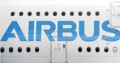  ?? ANDY RAIN / EFE ?? El logo de Airbus en el fuselaje de un A380 durante un acto de 2014, cuando todas las perspectiv­as eran positivas.