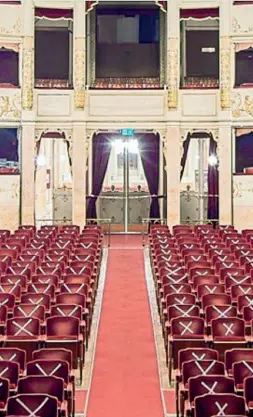  ??  ?? Croci bianche L’interno del Teatro della Pergola con le poltrone rosse segnate dalle X (foto di Filippo Manzini dalla pagina Instagram del teatro fiorentino)