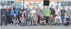  ?? FOTO: DRK ?? Die 20 Mitarbeite­r des DRK-Rettungsdi­enstes nach ihrer sportliche­n Schulung zum Thema Selbstschu­tz in Laupheim.