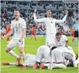  ?? FOTO: IMAGO IMAGES ?? Die Franzosen um Bayern-Spieler Benjamin Pavard (li.) bejubeln den späten Sieg.