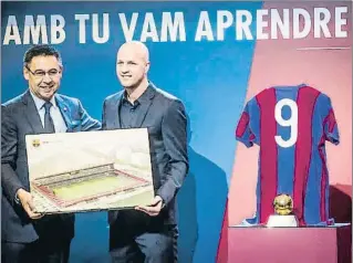  ?? LLIBERT TEIXIDÓ ?? Josep Maria Bartomeu i Jordi Cruyff sostenen la imatge del futur Mini