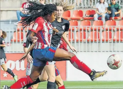 ?? FOTO: ALBERTO MOLINA ?? Dura derrota Ludmila da Silva marcó dos de los tantos en la goleada en encajó el Athletic ante el Atlético