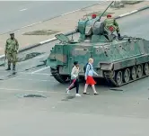  ??  ?? All’incrocio I tank ieri nelle strade di Harare