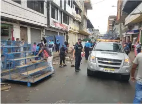  ??  ?? ACCIÓN. El comercio ambulante en la calle Cuenca y sectores aledaños se terminó.