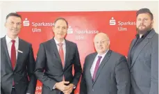  ?? SZ-FOTO: AW ?? Vorfreude auf den Sparkassen-Cup 2018: (v. l.) Helmut Hipper und Stefan Bill von der Sparkasse Ulm sowie Tobias Krohn und David Drenovak vom Ehinger Verein zur Förderung des Handballsp­orts (EVFH).