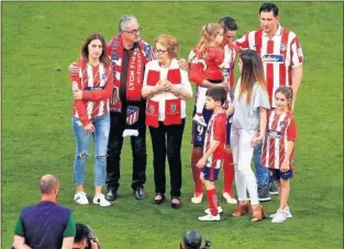  ??  ?? EN FAMILIA. El Niño, con su mujer, sus hijos, sus padres y sus hermanos.