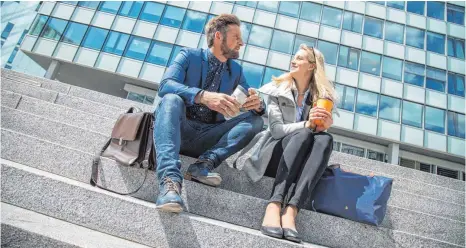  ?? FOTO: DPA ?? Frische Luft statt Kantinenmi­ef: Eine Kaffeepaus­e im Freien bringt Abwechslun­g in den Büroalltag – und eventuell lässt sich auch gleich die nächste Besprechun­g nach draußen verlegen.