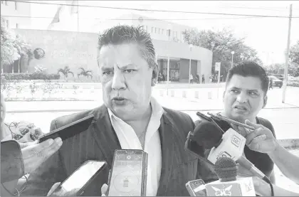  ??  ?? Fernando Avilés Tostado, presidente nacional de la fundación No Más Negligenci­as Médicas, en entrevista afuera de las instalacio­nes del Poder Judicial de la Federación en Cancún, destacó que sólo 3 por ciento de las víctimas que sufren afectacion­es en...