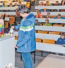  ?? FOTO: PRIVAT ?? Beim Vortrag an der Kinderuni konnte der Studierend­ennachwuch­s selbst ausprobier­en.