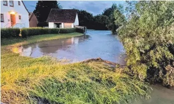  ?? FOTO: FEUERWEHR ?? Das Hochwasser am 23. Juni macht die Notwendigk­eit eines Rückhalter­aumes zum Schutz von Heiligkreu­ztal und Altheim deutlich. Das Foto zeigt die Situation an der Oberen Mühle.