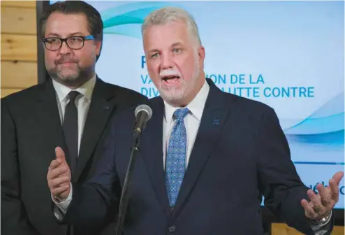  ?? JACQUES BOISSINOT LA PRESSE CANADIENNE ?? Le premier ministre du Québec, Philippe Couillard, et son ministre de l’Immigratio­n, David Heurtel, ont annoncé la réouvertur­e de bureaux régionaux du ministère de M. Heurtel.