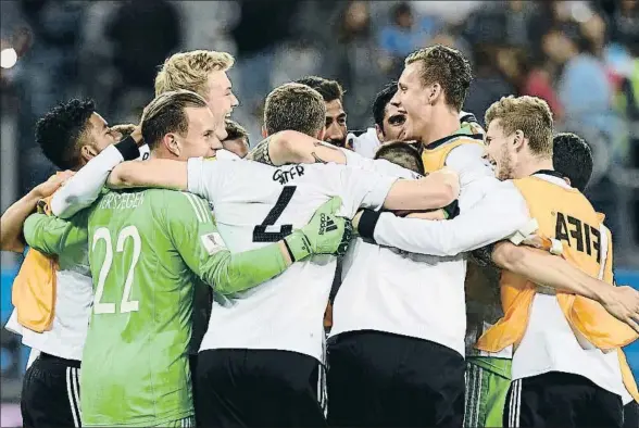 ?? FRANCK FIFE / AFP ?? Ter Stegen celebrando con sus compañeros un nuevo éxito del fútbol alemán