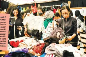  ?? FOTO-FOTO: SADARI SEDARI FOR ZETIZEN ?? SUSTAINABL­E FASHION: Mari dukung SDG nomor 12, 13, dan 17 mulai dari mengubah perilaku konsumtif dalam membeli pakaian. Biasakan diri untuk memilih pakaian yang timeless agar tak perlu membeli setiap berganti tren.