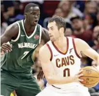  ?? LISTÍN DIARIO ?? El delantero de Cleveland Cavaliers’, Kevin Love, driblea ante la defensa de Thon Maker, de Milwaukee, en el segundo parcial del encuentro