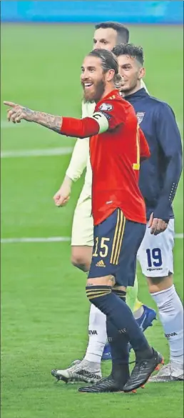  ??  ?? Sergio Ramos sonríe tras jugar su partido número 180 con la Selección.