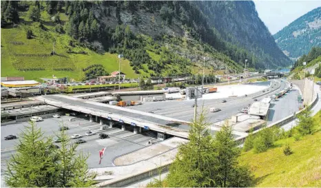  ?? FOTO: FRANK MÄCHLER/DPA ?? Die Zollstatio­n am Brennerpas­s zwischen dem österreich­ischen Bundesland Tirol und der italienisc­hen Autonomen Provinz Bozen (Südtirol) ist für Urlauber derzeit geschlosse­n.