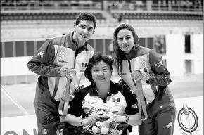  ?? XINHUA ?? Mexico diving coach Ma Jin is flanked by 3m springboar­d winner Rommel Pacheco (left) and 10m platform winner Paola Espinosa at the Pan-American Games in Toronto last year.
