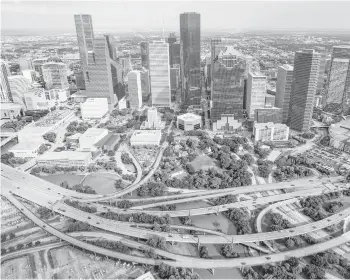  ?? Brett Coomer photos / Houston Chronicle ?? Buffalo Bayou’s water levels have finally receded near downtown in the aftermath of Hurricane Harvey.