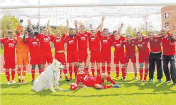  ?? FOTO: ARC ?? Nach dem Sieg in Isny jubelt die Mannschaft des FC Wangen II samt Maskottche­n über den Aufstieg in die Kreisliga A.