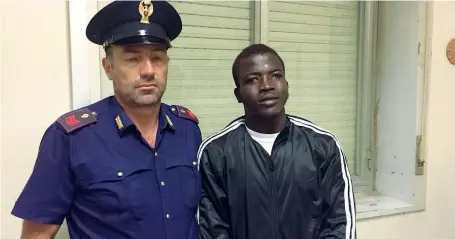  ??  ?? Sotto accusa Mamadou Kamara, ivoriano di 18 anni, ieri dopo essere stato fermato dagli agenti della Polizia di Stato. Era arrivato in Italia a giugno