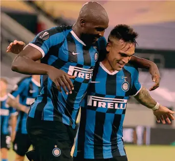  ?? GETTY ?? L’abbraccio Romelu Lukaku, 27 anni, fa festa insieme a Lautaro Martinez, 22 anni: la Lu-La porta l’Inter in finale