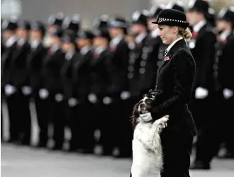  ?? Peter Nicholls - 3.nov.2017/AFP ?? Mulher participa de cerimônia de formatura de uma nova turma de policiais de Londres