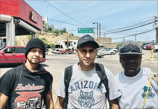  ?? ANDY ROBINSON ?? Harry Cooper, albañil hondureño de 36 años (derecha), junto a dos compañeros centroamer­icanos en Nogales