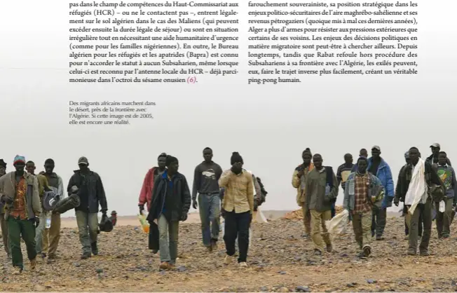  ?? © Afp/samuel Aranda ?? Des migrants africains marchent dans le désert, près de la frontière avec l’algérie. Si cette image est de 2005, elle est encore une réalité.