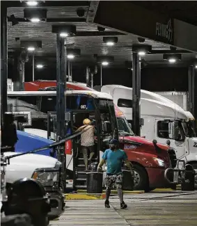  ?? ?? A driver gets back into a bus full of migrants after refueling at a station in Texarkana, Ark., en route to Chicago, where refugee services are strained.