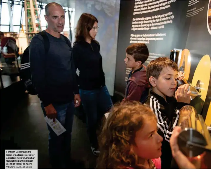  ?? FOTO: CARINA JOHANSEN ?? Familien Ben Brauch fra Israel er på ferie i Norge for å oppleve naturen, men har trukket inn på Oljemuseet mens de venter på finere vær.