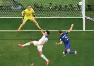  ?? Andersen/AFP/Getty Images ?? England’s Jordan Pickford looks on as Harry Maguire (left) and USA’s Walker Zimmerman attack the ball. Photograph: Odd