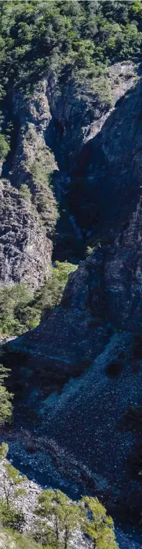  ??  ?? L’entrée dans les gorges de la Blanche apparaît comme une rupture : d’un paysage ouvert et lacustre, on passe dans ce canyon aride et encaissé. Un autre monde.