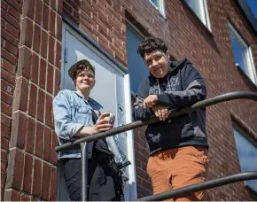 ?? ?? Ami-ro Sköld (till höger) har regisserat ”Butiken” inspelad i Östra Göteborg. Här med filmens fotograf Hanna Högstedt, som också är regissören bakom omtalade ”Burka songs 2.0” (2017.