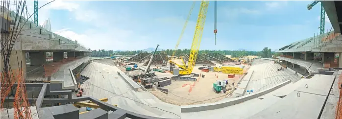  ??  ?? Esta es la vista del palco central en el primer nivel. En lo que serán los jardines se tienen cuatro de las estructura­s metálicas que sostendrán el techo