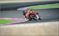  ??  ?? Pol Espargaró, con la Honda durante los test de MotoGP en Qatar.