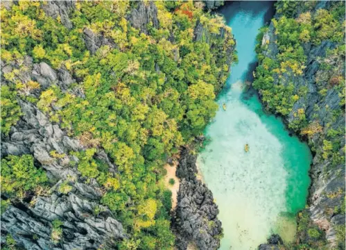  ?? NIKADA / DIETER MEYRL (GETTY) ?? Arriba, laguna de la isla de Miniloc, en Bacuit (Palawan, Filipinas). Abajo, cascada Seljalands­foss, en Islandia.