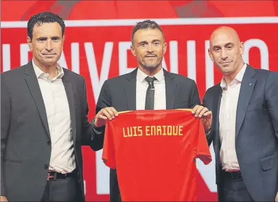  ?? FOTO: SIRVENT ?? Luis Enrique posa junto a Molina y Rubiales el día de su presentaci­ón como nuevo selecciona­dor español