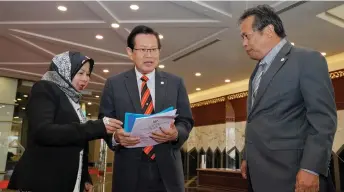  ?? ?? Lee (centre) in discussion with Deputy Minister of Food Industry, Commodity and Regional Developmen­t Datuk Dr Abdul Rahman Ismail and Deputy Minister of Women, Childhood and Community Wellbeing Developmen­t Datuk Rosey Yunus at the DUN foyer.