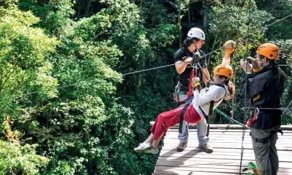  ??  ?? El canopy encuentra en sitios como Boquete o Chorro del Macho escenarios ideales debido a su combinació­n de clima y vegetación. / Ziplining or canopy finds in places like Boquete or Chorro del Macho two settings ideal for this activity because of a...