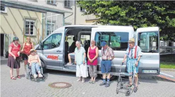  ?? FOTO: STIFTUNG LIEBENAU ?? Auch die Bewohner der Wohngruppe des Benedikt-Reiser-Hauses in Mengen freuten sich sehr über den neuen Bus von Aktion Mensch und bestaunten ihn.